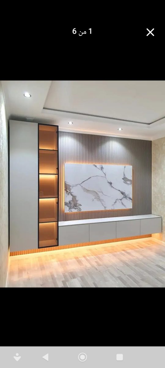 Habillage mural TV en tasseaux gris et marbre rétro-éclairé