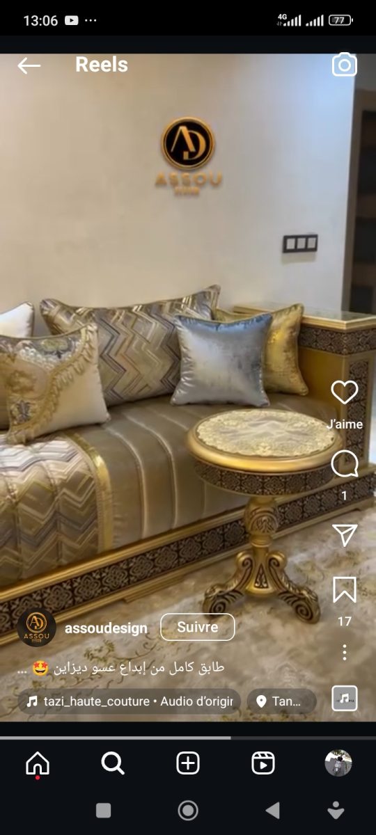Salon marocain doré à coussins brochés