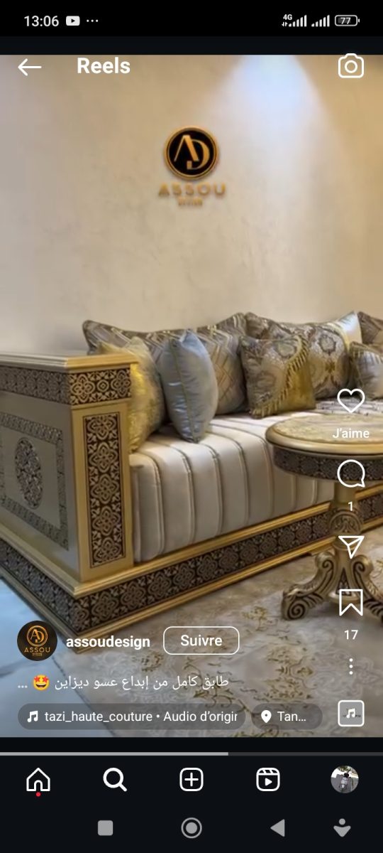 Salon marocain crème capitonné à accoudoirs sculptés dorés