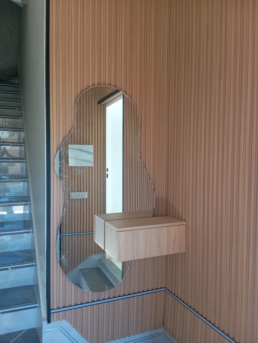 Habillage d'entrée en tasseaux de chene à miroir organique