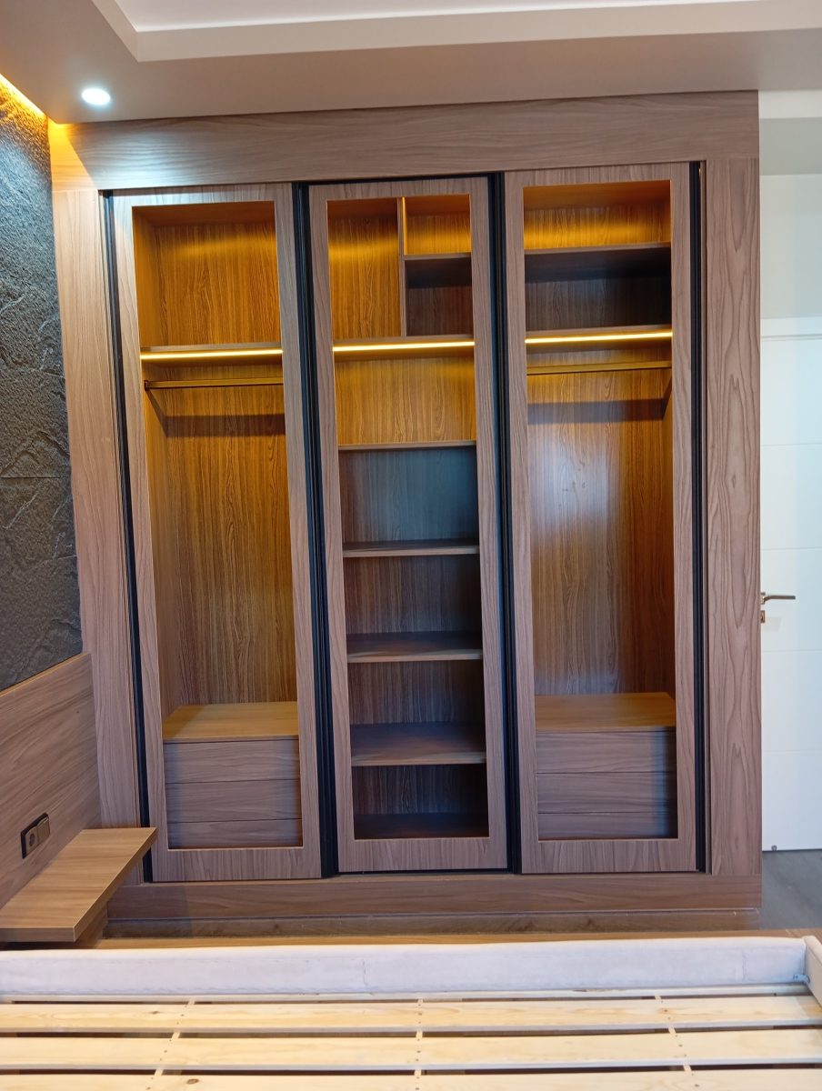 Dressing en mélamine effet noyer à portes vitrées et LED