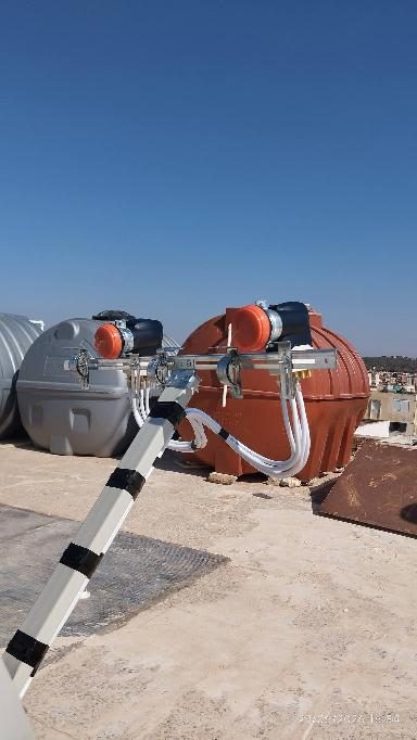 Cuves d'eau avec pompes sur terrasse