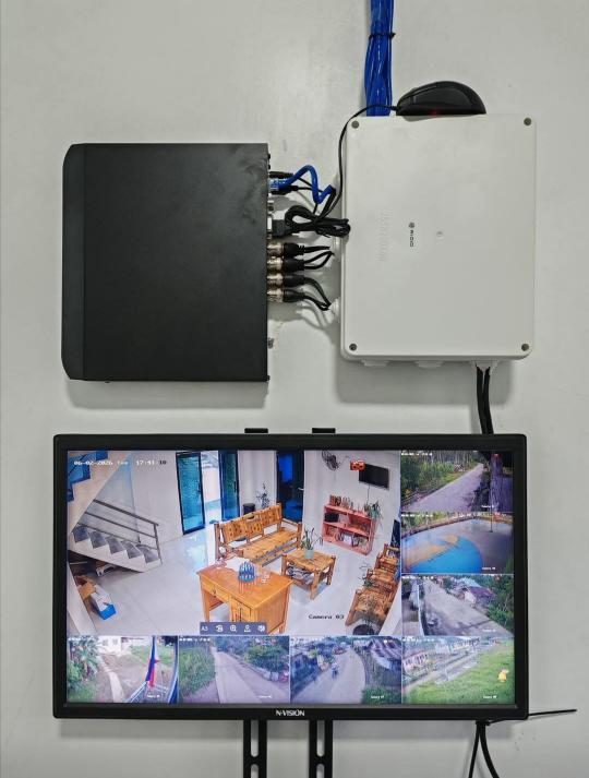 Enregistreur et moniteur affichant huit flux de caméras