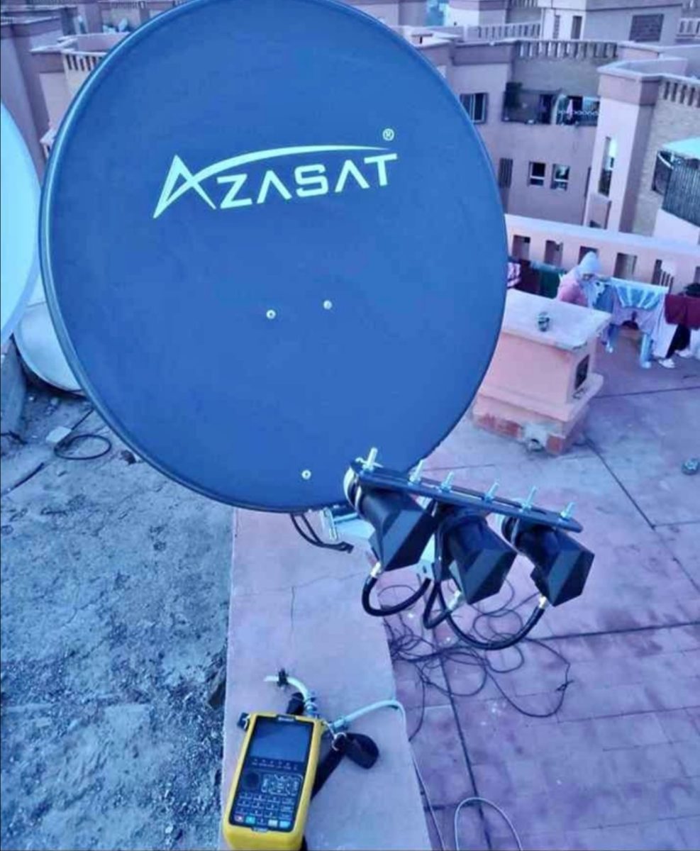 Antenne parabolique et mesureur de champ sur une terrasse