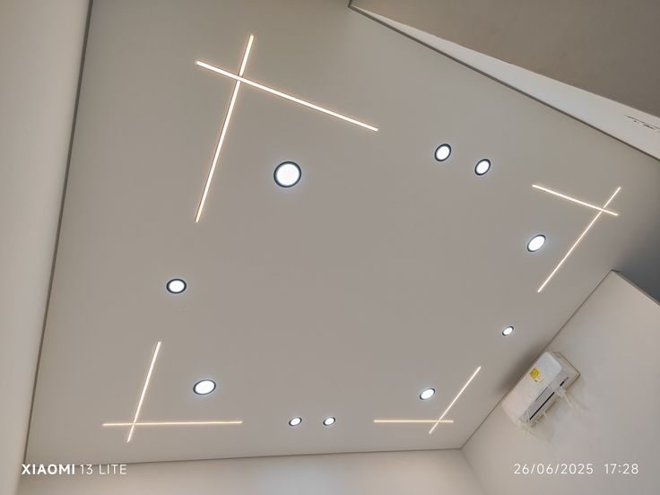 Faux plafond à lignes lumineuses LED en croix et spots