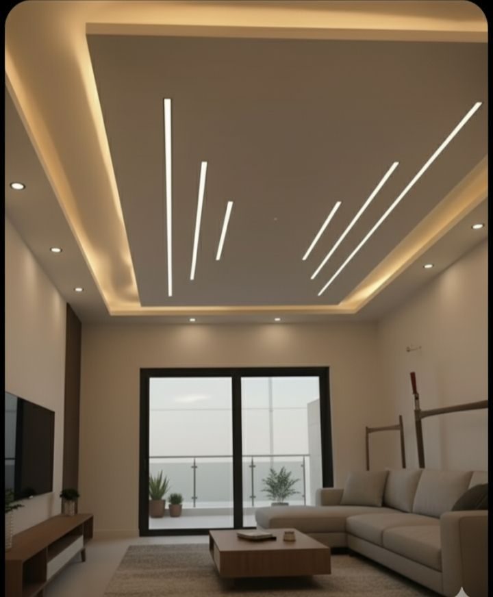 Salon avec faux plafond à gorge LED et lignes obliques