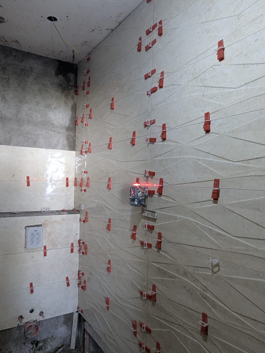 Pose de faïence effet marbre à relief 3D au niveau laser