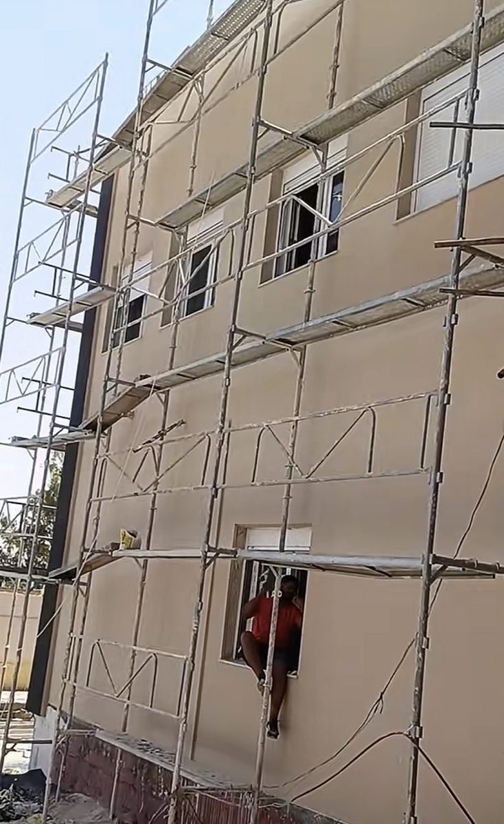 Façade d'immeuble en ravalement sur echafaudage