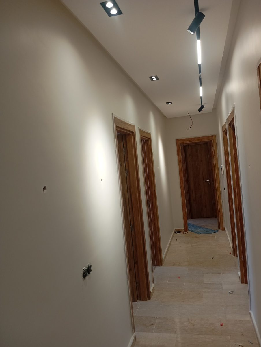 Couloir à spots encastrés et rail d'éclairage magnétique