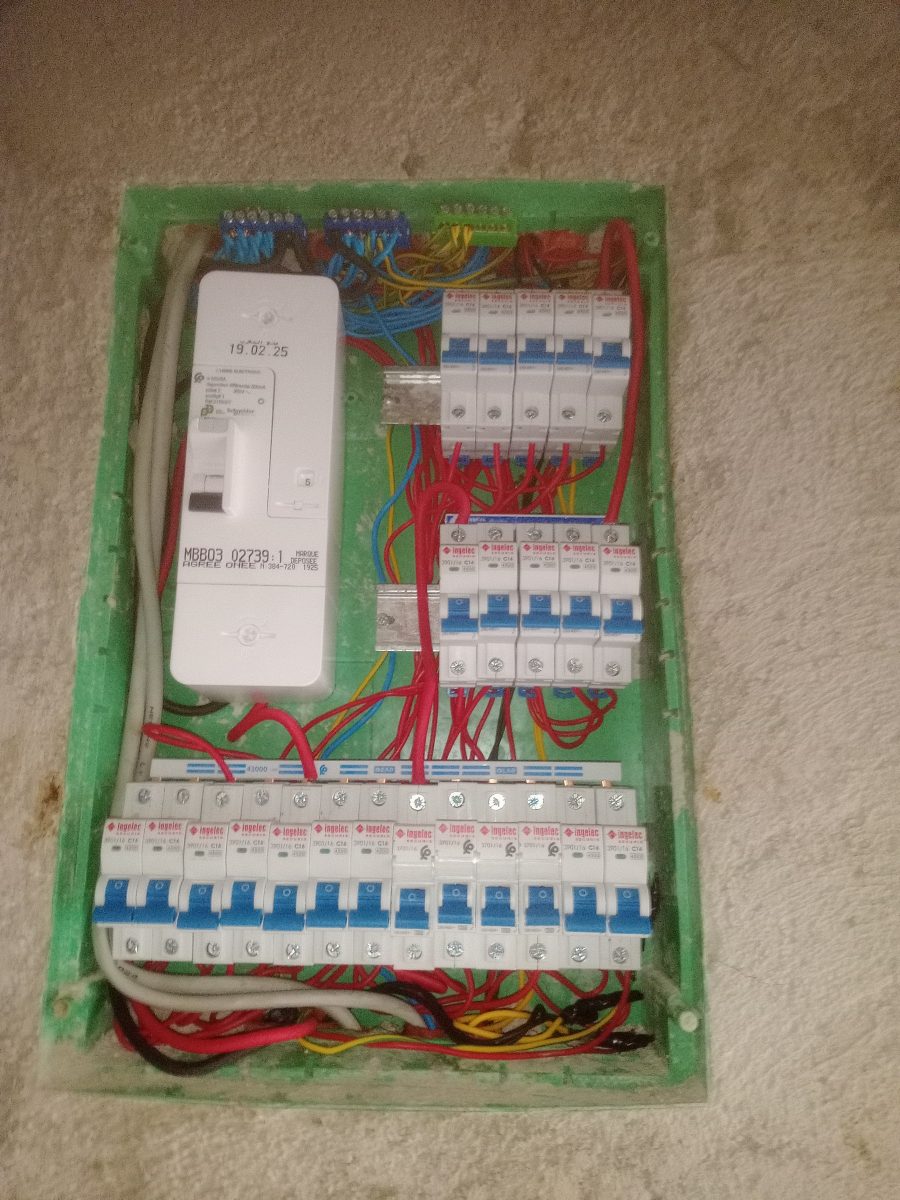 Tableau électrique encastré à differentiel et disjoncteurs