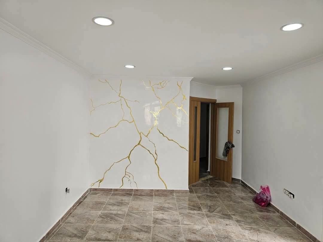 Mur en peinture décorative effet marbre blanc veiné d'or
