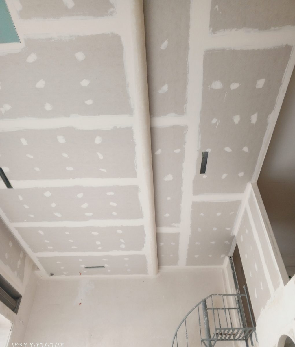 Plafond en plaques de plâtre à joints enduits et escalier hélicoïdal