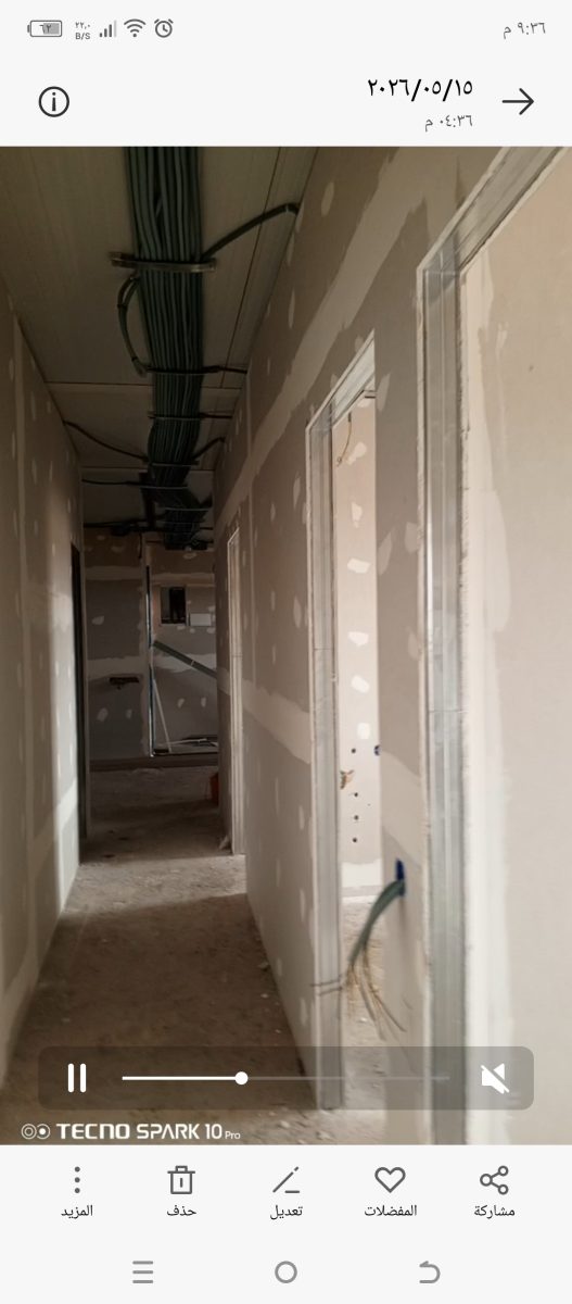 Couloir en plaques de plâtre avec gaines apparentes au plafond