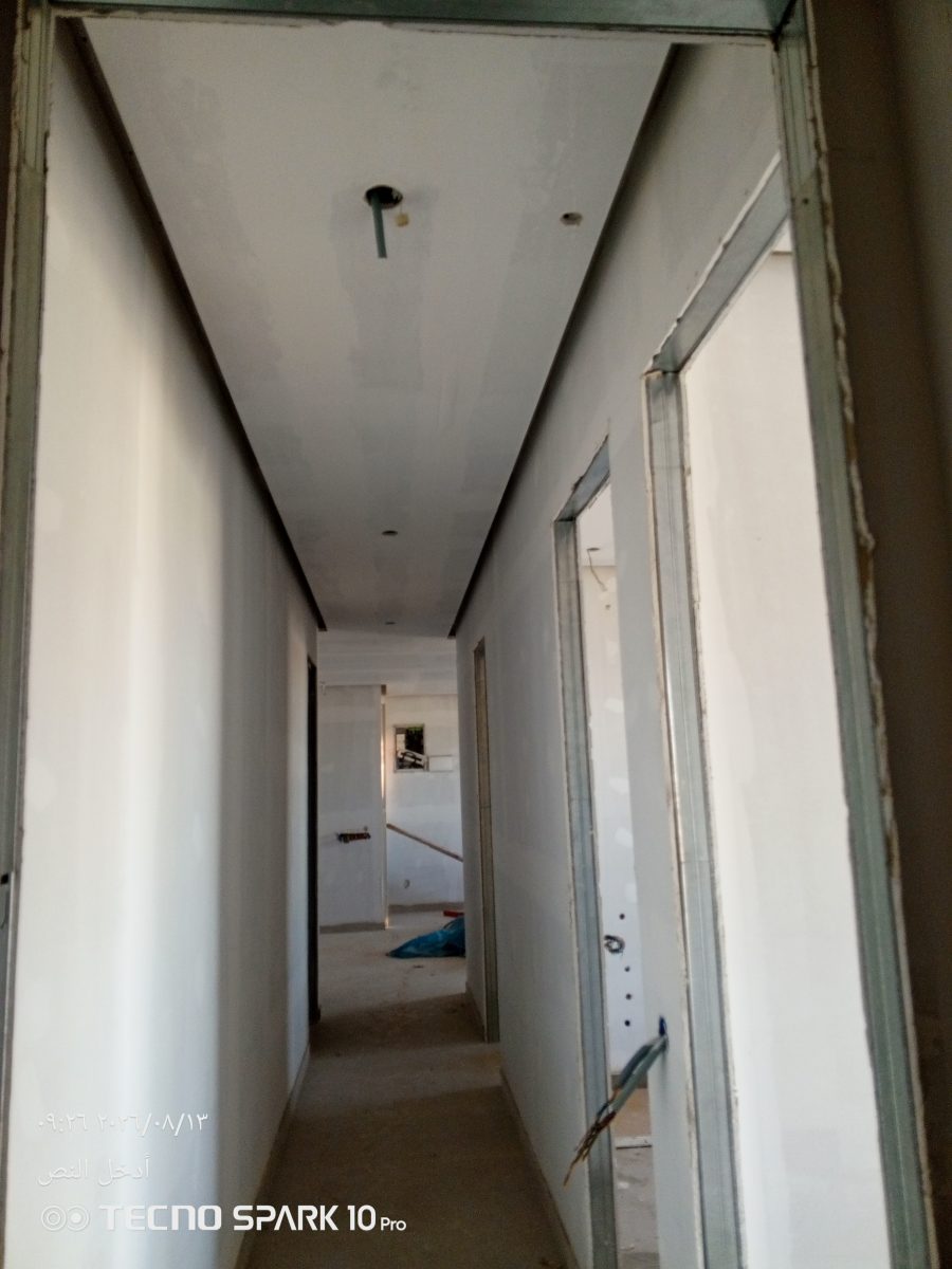 Couloir en plaques de plâtre avec huisseries et retombée de plafond