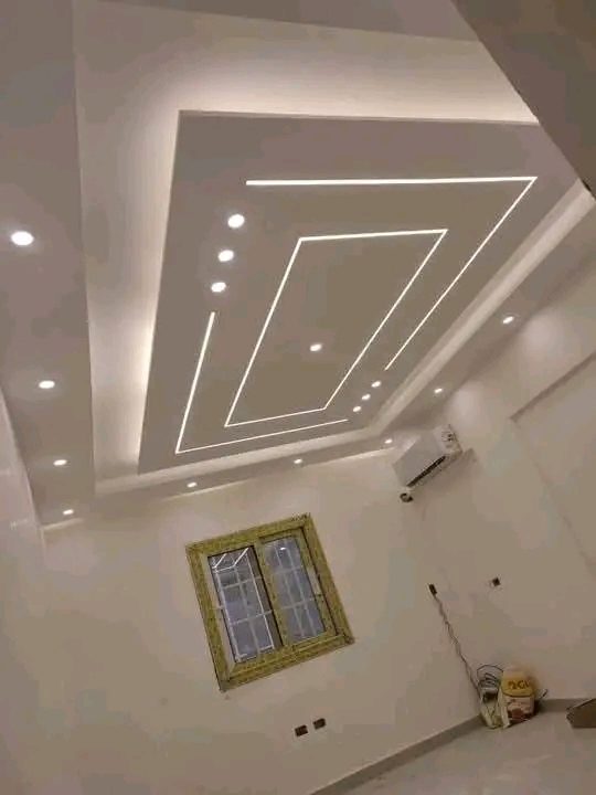 Faux plafond à losange central en lignes lumineuses LED