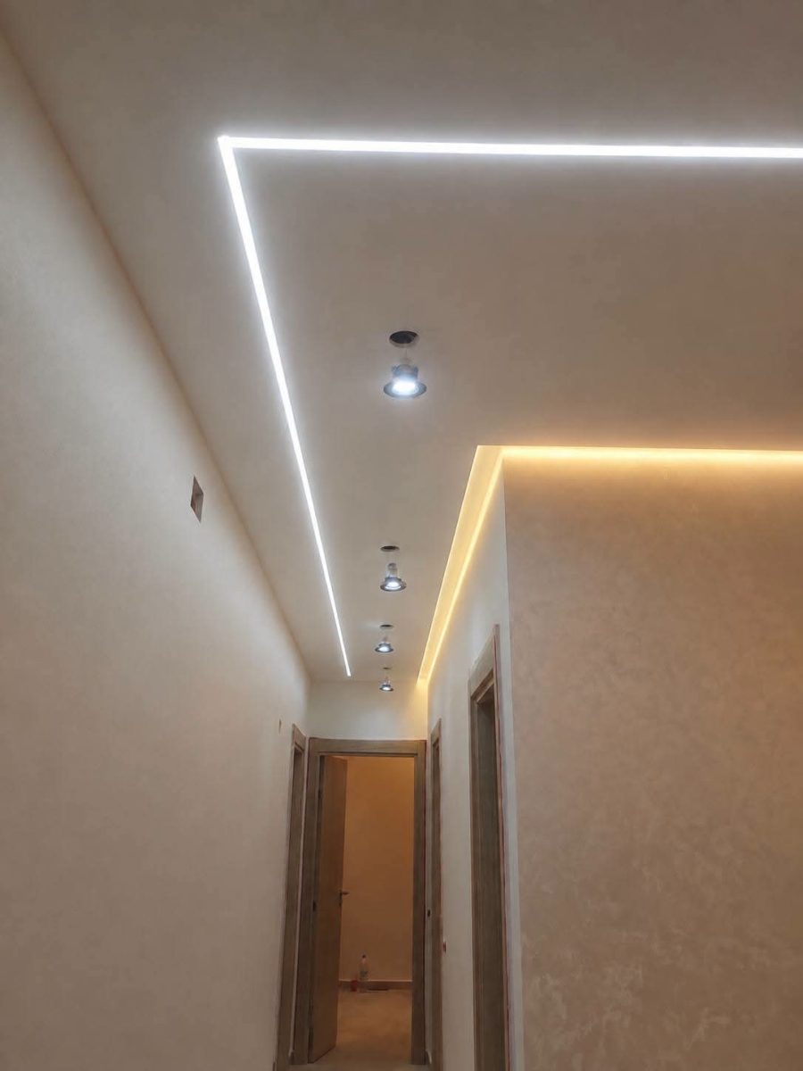 Couloir à faux plafond à lignes LED en L et gorge chaude
