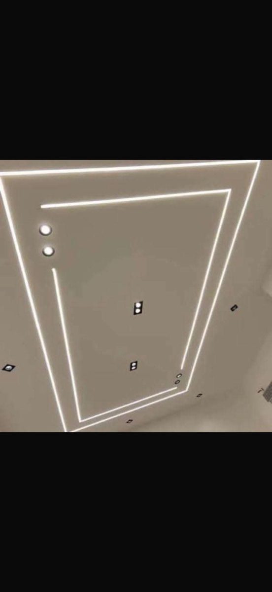 Faux plafond à lignes lumineuses LED en motif trapézoïdal