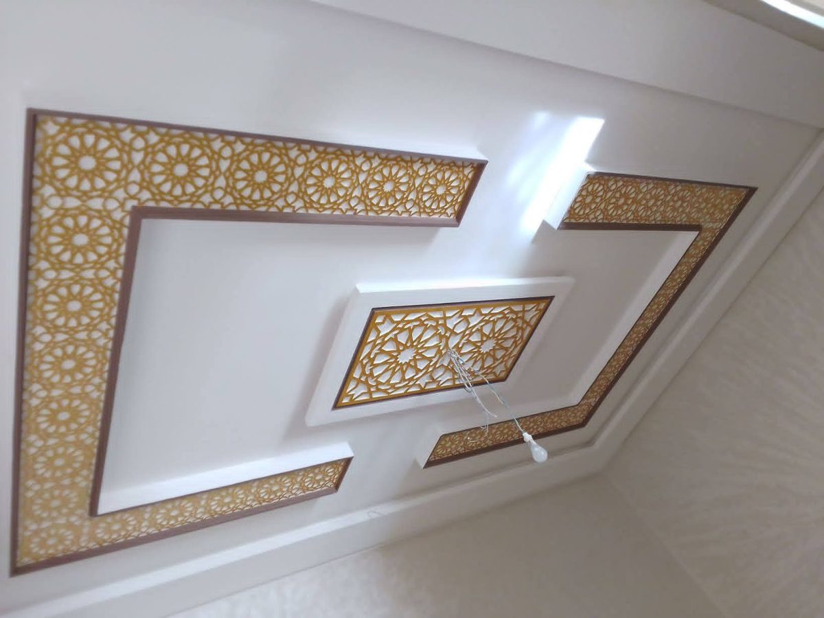 Faux plafond blanc à cadres moucharabieh dorés rétroéclairés