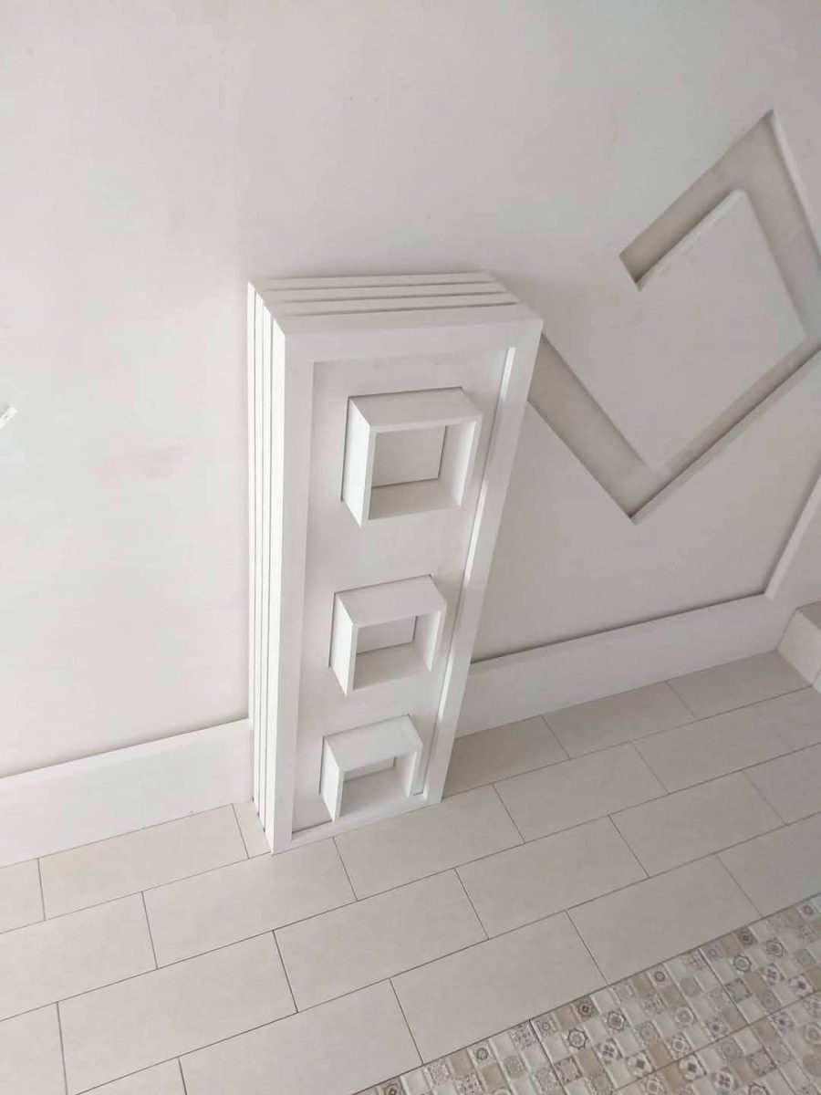Pilastre décoratif en plâtre à niches carrées, en cours