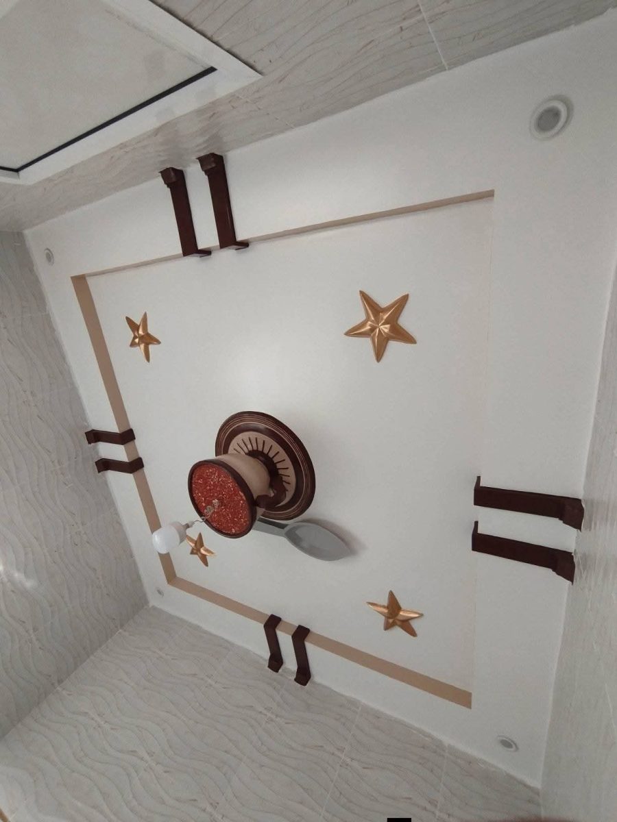 Faux plafond à cadre doré, etoiles et rosace centrale sculptée