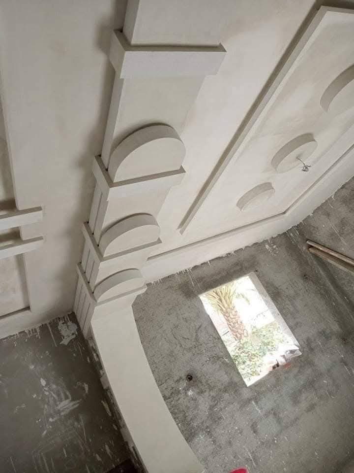 Plafond en plâtre sculpté à retombées et arcs, en cours