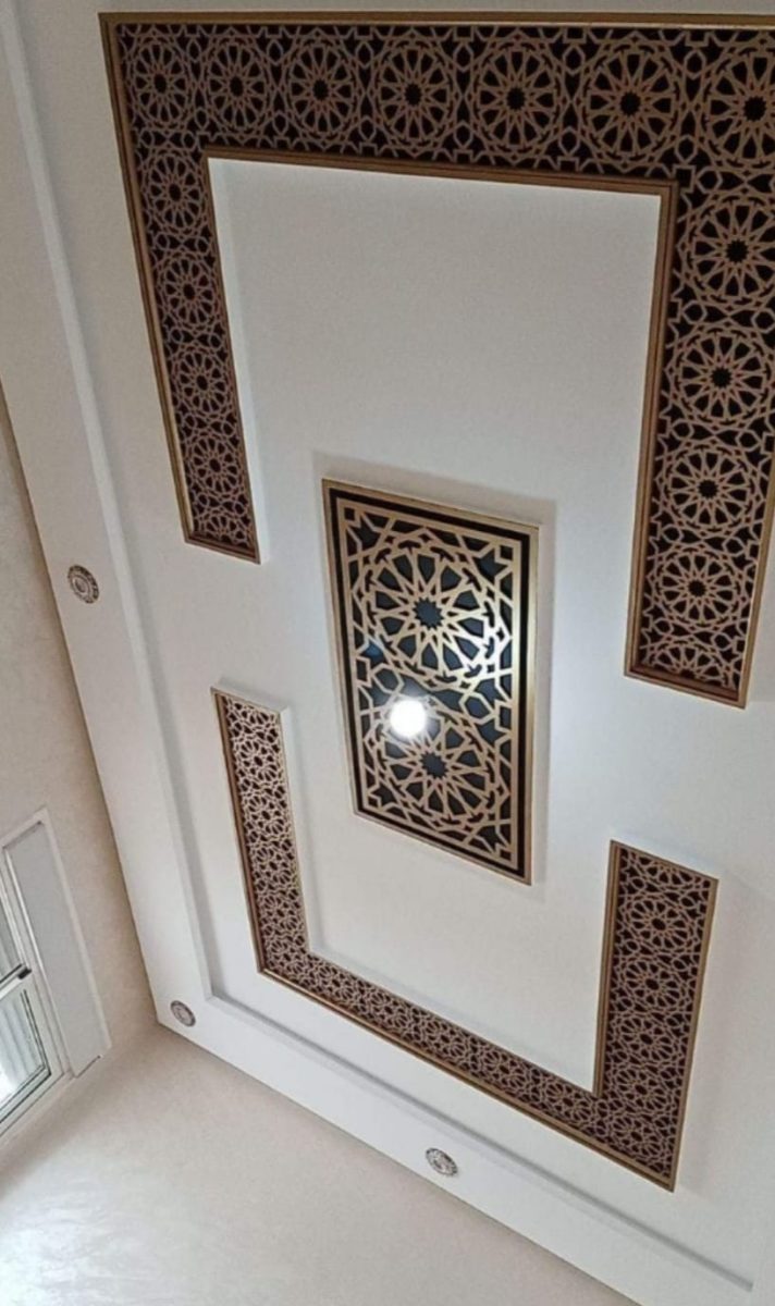 Plafond à frises moucharabieh dorées rétroéclairées et médaillon