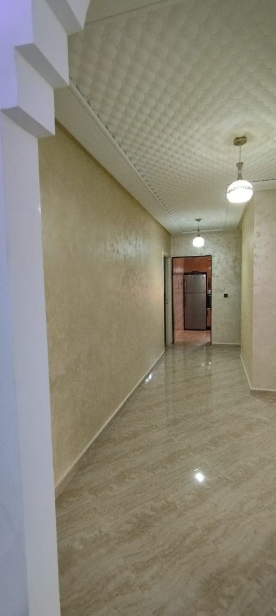 Couloir en enduit décoratif nacré beige avec caissons matelassés