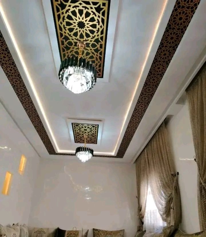 Salon à faux plafond moucharabieh doré rétroéclairé et lustres