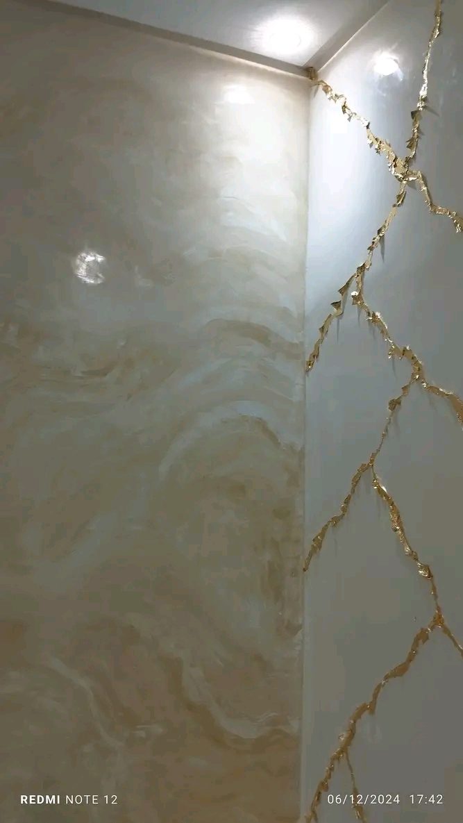 Angle de mur en enduit nacré à veinés dorées effet onyx