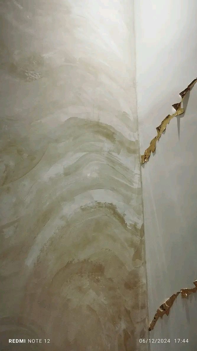 Angle de mur en enduit décoratif nacré beige nuage