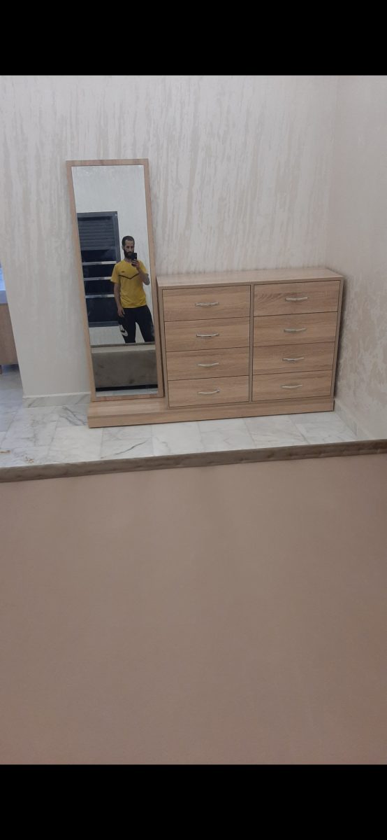 Commode-coiffeuse en mélaminé chêne clair à huit tiroirs avec miroir