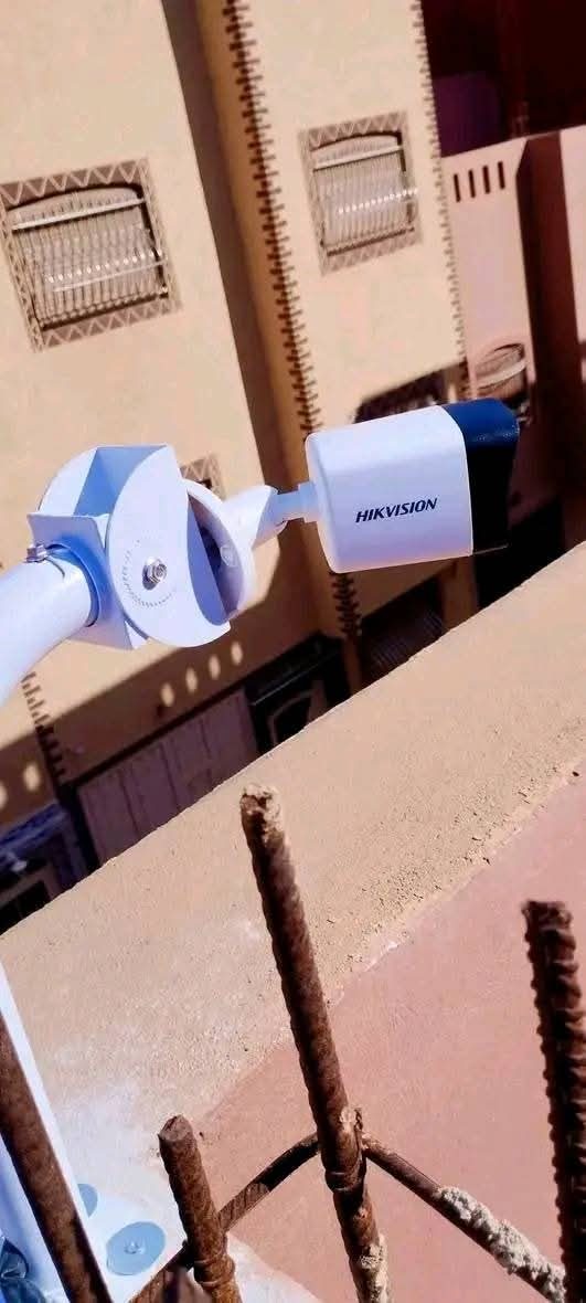 Caméra de surveillance bullet fixée en hauteur sur rotule