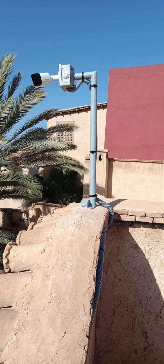 Caméra bullet sur mat, sur la terrasse d'une maison en pise