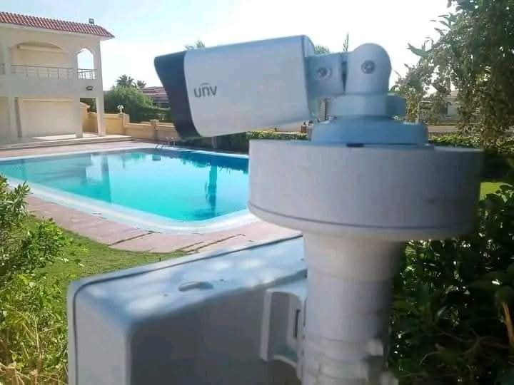 Caméra de surveillance bullet surveillant une villa avec piscine