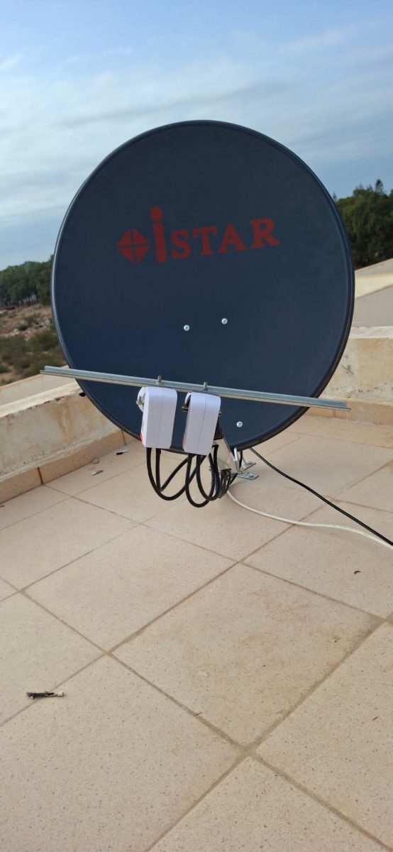 Parabole satellite avec deux LNB sur bras, sur terrasse