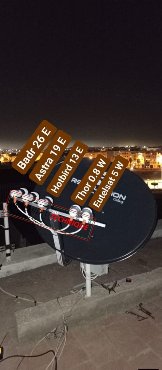 Parabole satellite reglée sur plusieurs satellites, de nuit