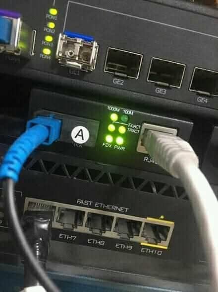 Équipement réseau à ports fibre et Ethernet avec cordons raccordés