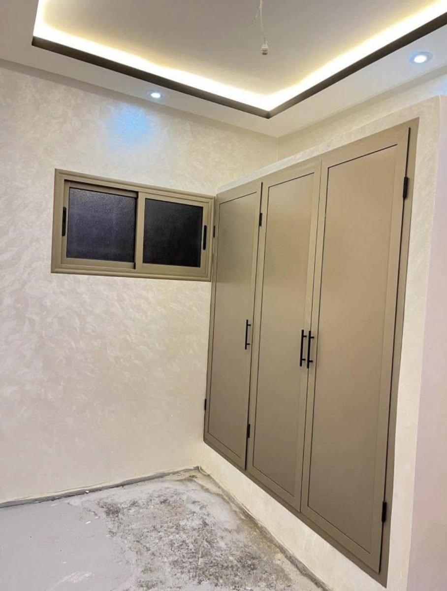 Fenêtre et placard en aluminium taupe sous un faux plafond LED