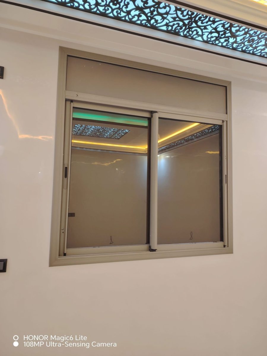 Fenêtre coulissante en aluminium beige avec volet roulant intégré