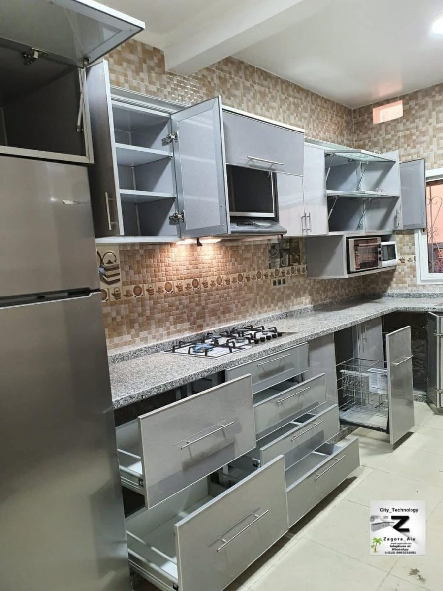 Cuisine en aluminium gris laqué avec plan en granit, en showroom