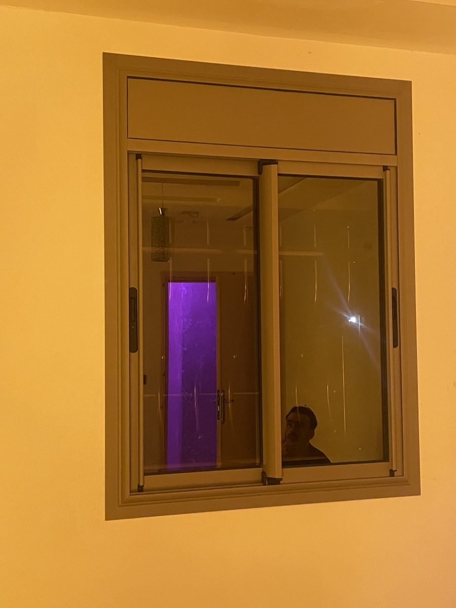 Fenêtre coulissante en aluminium beige à vitrage fumé