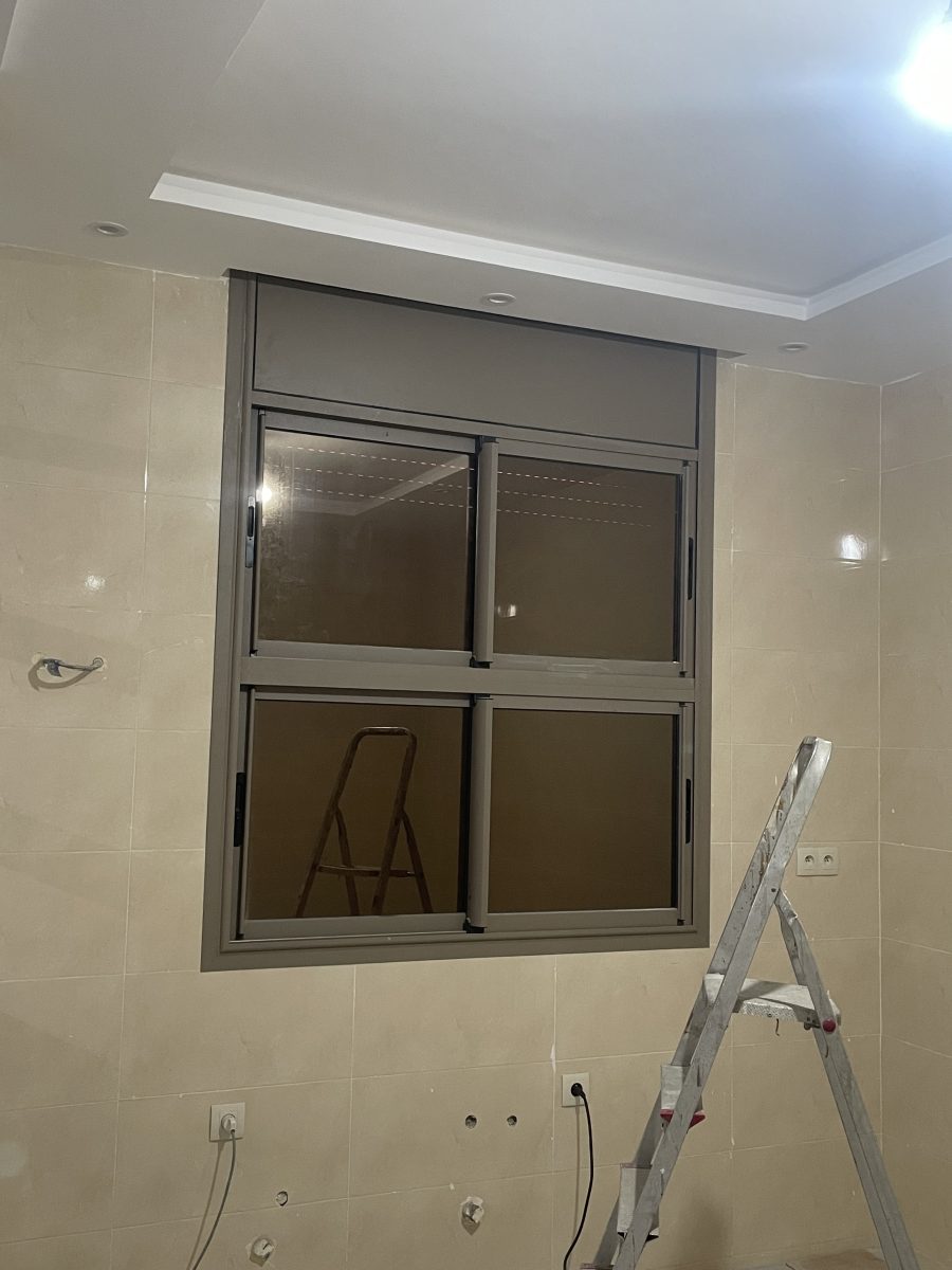 Fenêtre coulissante en aluminium taupe à vitrage fumé