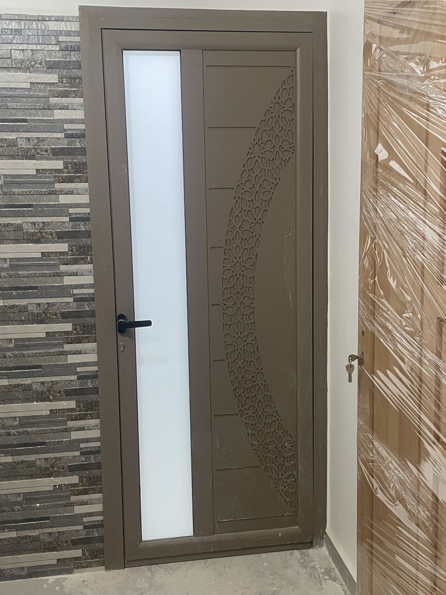 Porte en aluminium taupe à découpe arabesque et imposte vitrée
