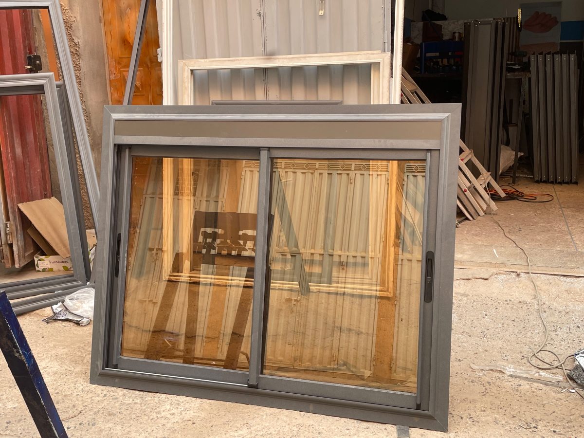Fenêtre coulissante en aluminium gris anthracite