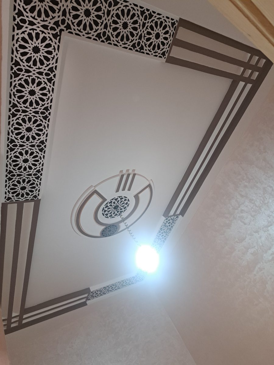 Plafond à frises arabesques noir et blanc et rosace centrale