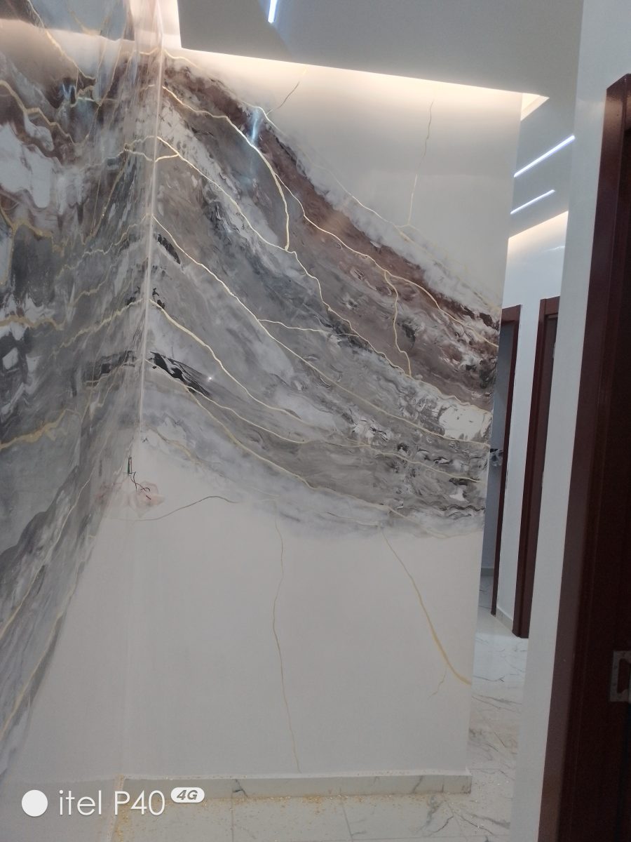 Mur en dalles effet marbre gris veiné d'or en book-match