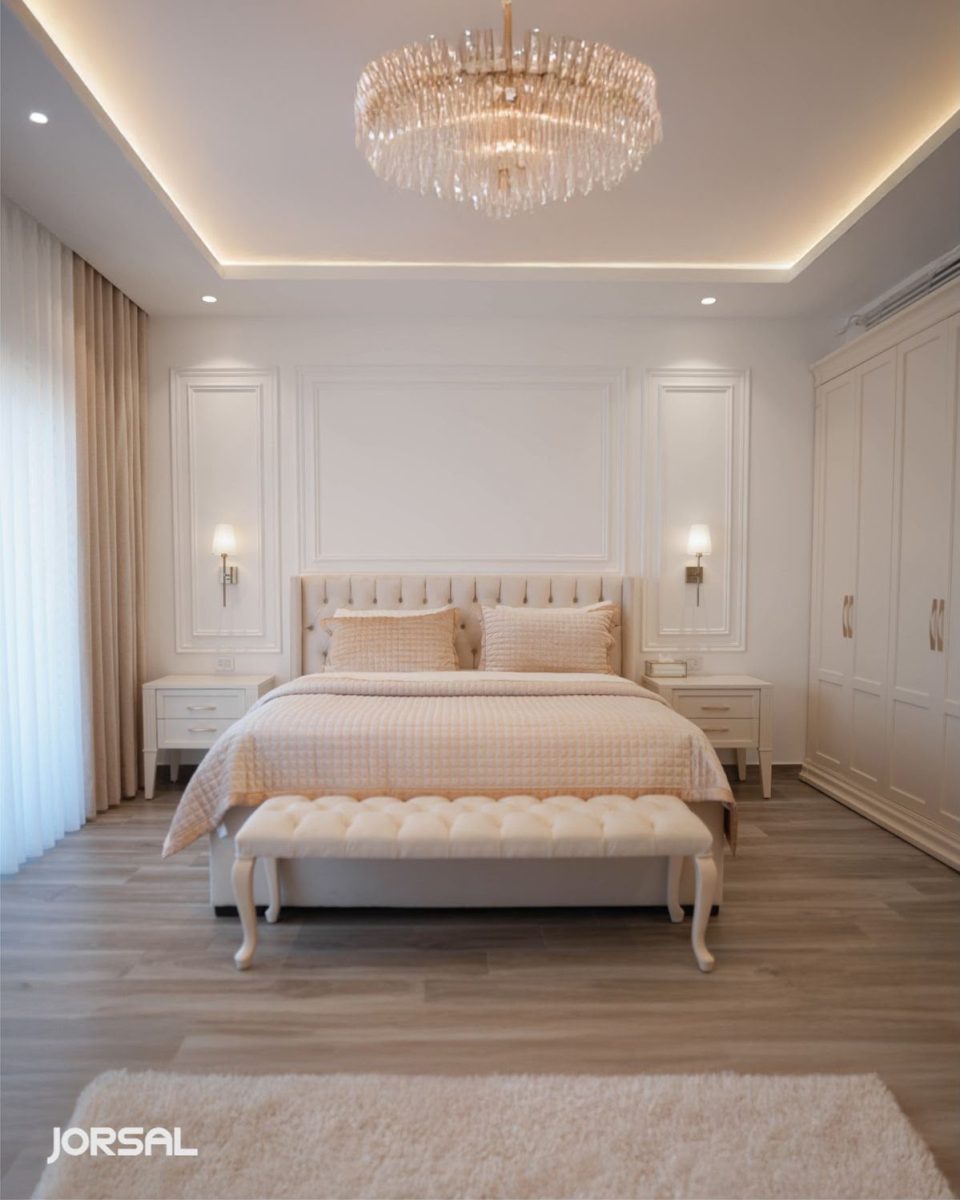 Chambre à mur à moulures blanches et tête de lit capitonnée