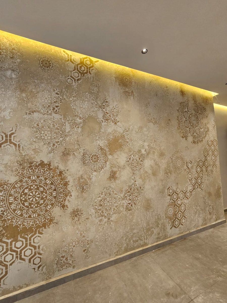 Mur en enduit décoratif nacré doré à pochoirs rétro-éclairé