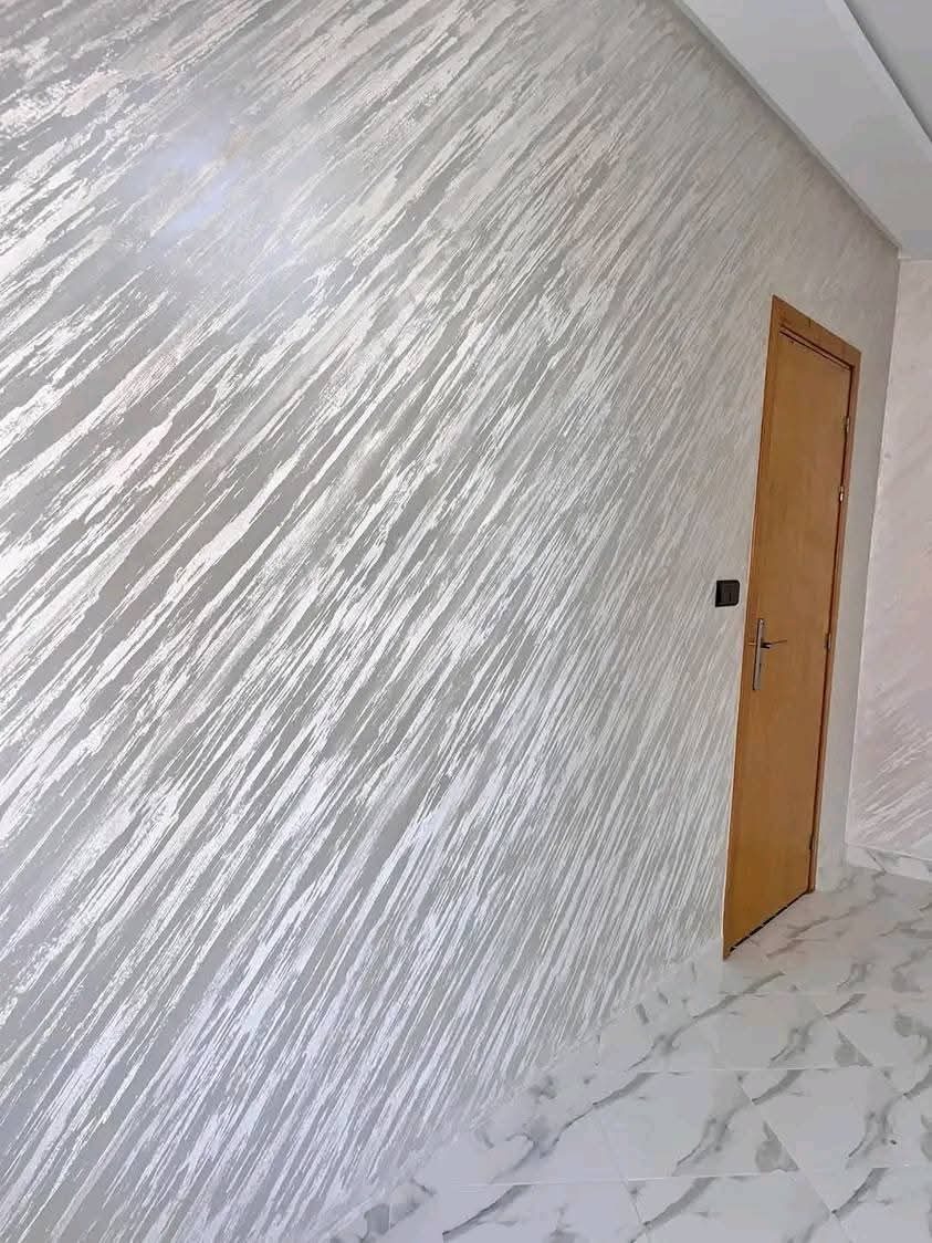 Mur en peinture décorative nacrée effet strié argenté