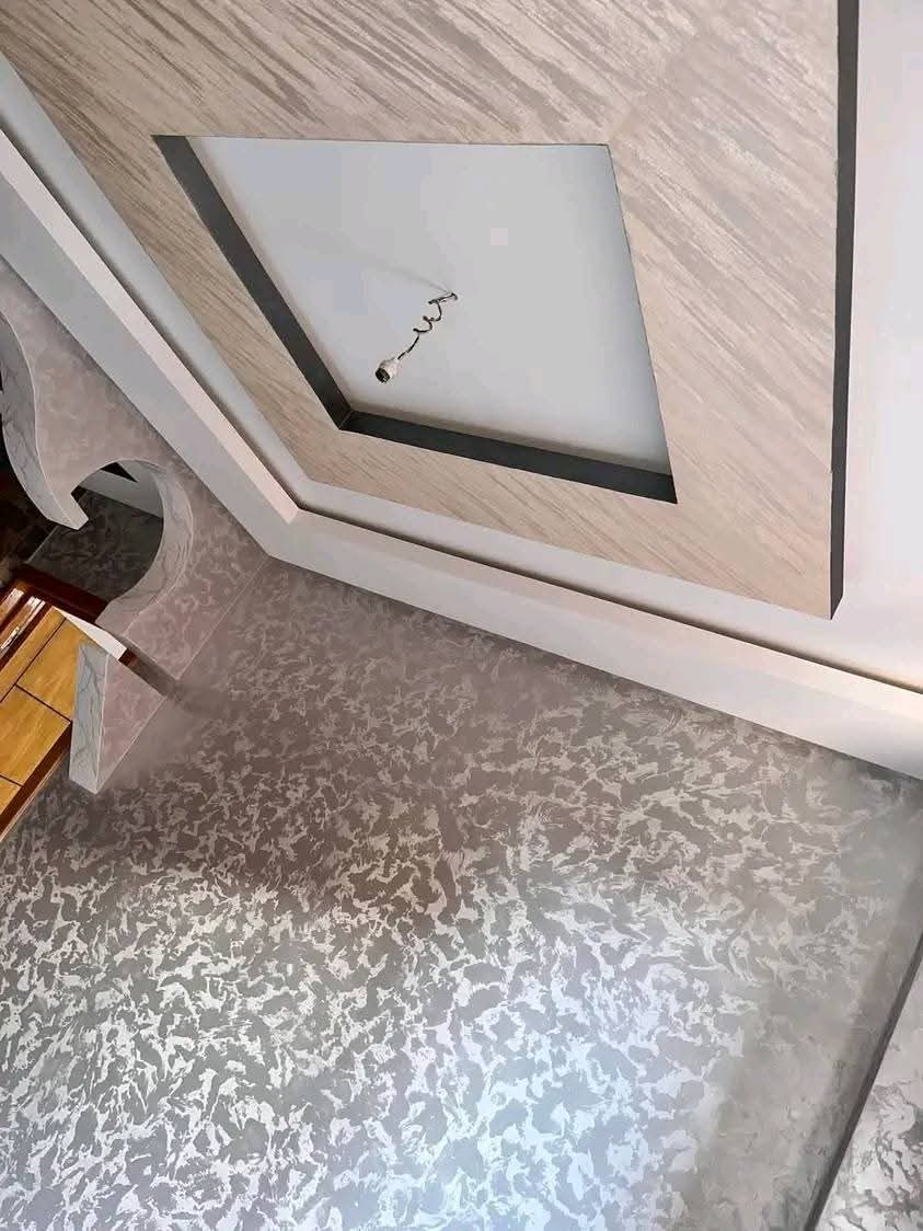 Faux plafond à insert effet bois et murs en enduit nacré argenté